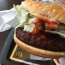 <p>En las redes sociales se multiplican las fotos y comentarios sobre la nueva hamburguesa de McDonald’s. Foto: Instagram.com/tanjaotus </p>