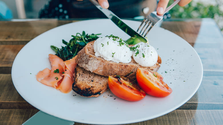 poached eggs on toast 