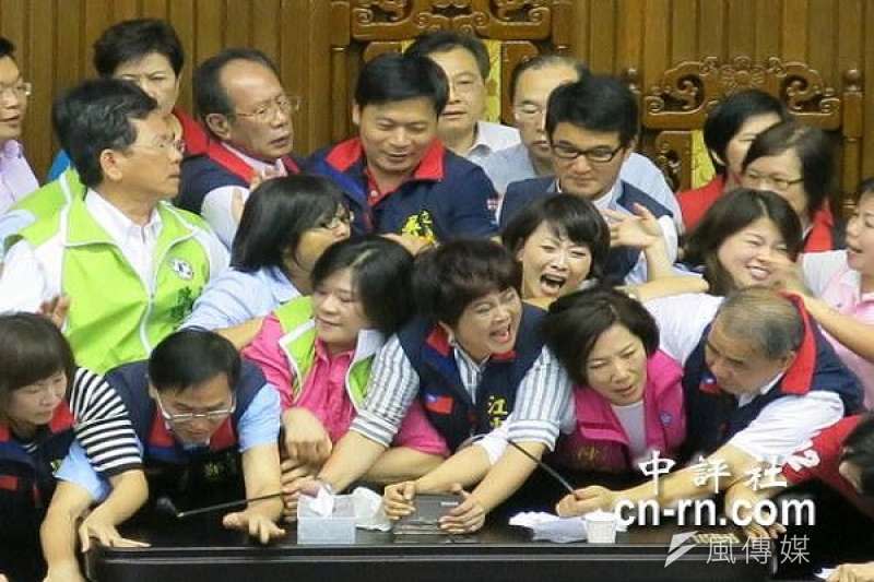 民進黨為服貿協議霸佔主席台