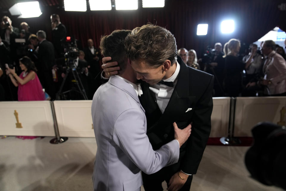 Barry Keoghan, izquierda, y Austin Butler llegan a los Oscar el domingo 12 de marzo de 2023 en el Teatro Dolby en Los Angeles. (Foto AP/John Locher)