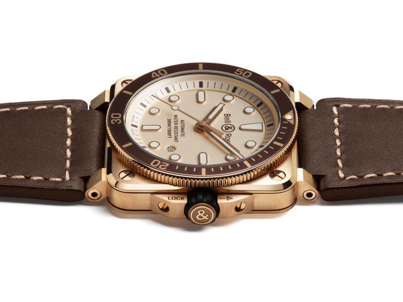 BELL & ROSS 全新BR 03-92 Diver White Bronze潛水錶，以青銅錶殼配上珍珠白色面盤以及棕色陽極氧化鋁質錶圈，在青銅色澤變化之後，會產生更具歷史風格的個人化質感。限量999只。定價約NT$152,000。
