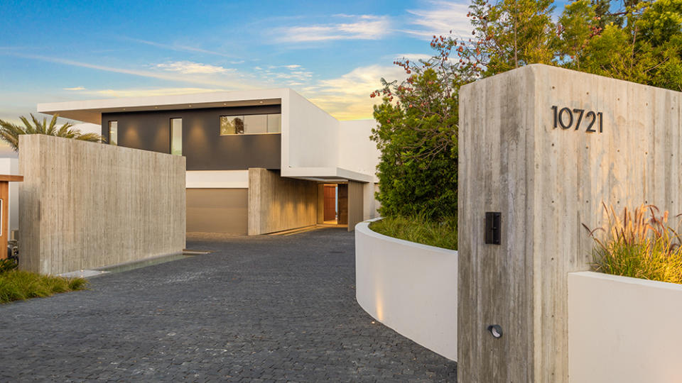 Stradella Court Mansion in Bel Air Entrance