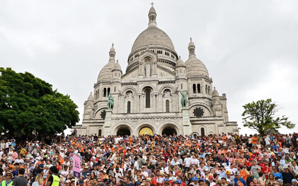 Spectators in front of the Basilique du Sacre-Coeur in Montmartre during the race.