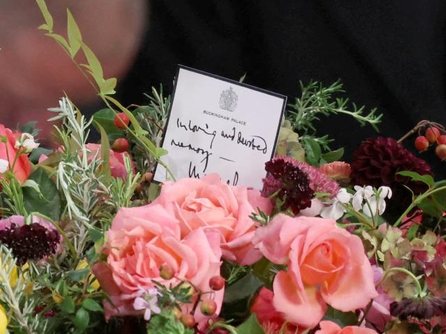 The handwritten note on the wreath on top of the Queen’s coffin (REUTERS/Phil Noble/Pool)