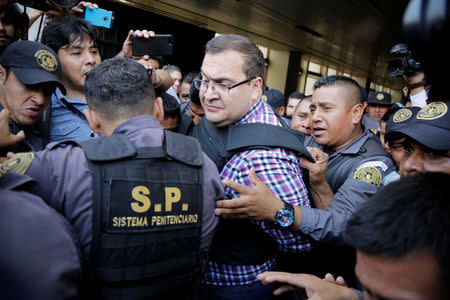 Javier Duarte, former governor of Mexican state Veracruz, is escorted by policemen while leaving a court in Guatemala City, Guatemala, April 19, 2017. REUTERS/Luis Echeverria