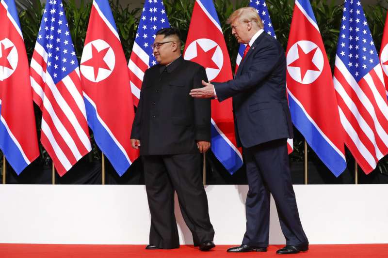2018年6月12日，美國總統川普與北韓最高領導人金正恩在新加坡嘉佩樂酒店會面，展開世紀「川金會」。（AP）
