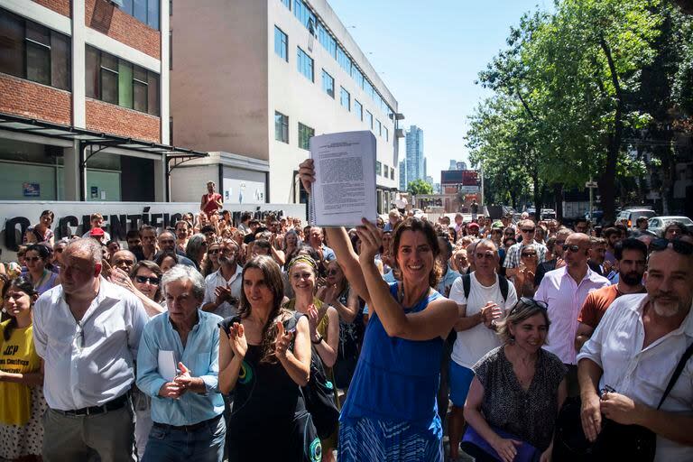 Investigadores y becarios se reunieron a principios de mes en Palermo para entregar a las autoridades del Consejo Nacional de Investigaciones Científicas y Técnicas (Conicet) un petitorio respaldado por 12.000 firmas