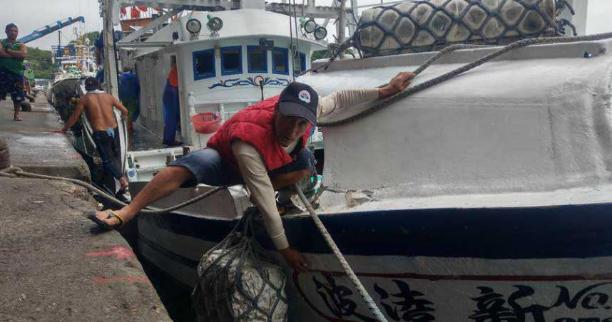 新凌波236號漁船返港，船長陳吉雄指漁船遭撞之處，要求日方賠償。(李忠一攝)