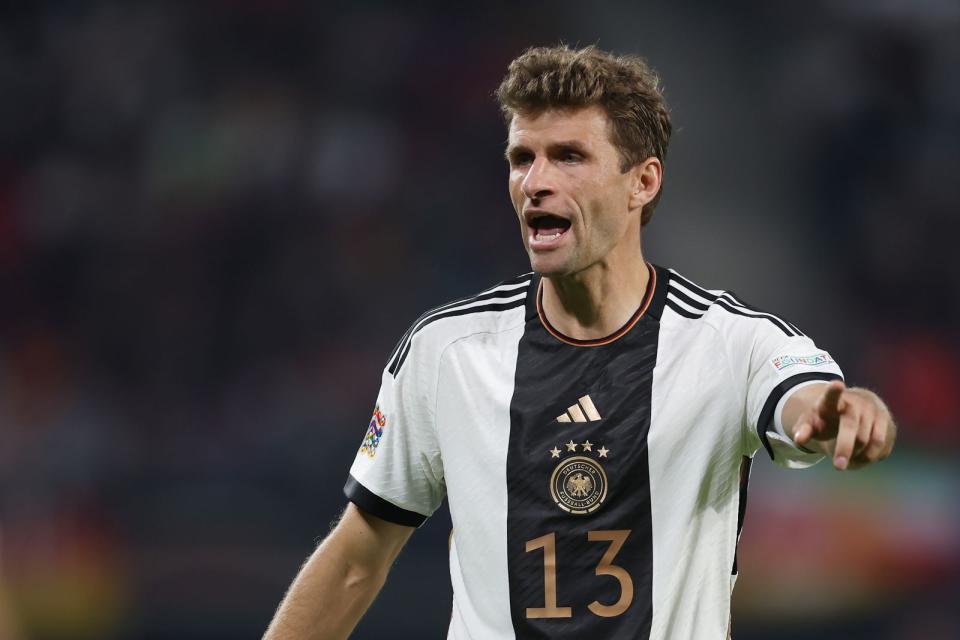 Radio Müller ist auf Sendung: Kein Spieler kommuniziert auf dem Platz mehr als Thomas Müller. Schon beim WM-Titel 2014 war der offensive Mittelfeldspieler eine wichtige Stütze. 2019 wurde Müller zwar zunächst aus der DFB-Elf ausgebootet, mittlerweile vertraut Hansi Flick aber wieder auf ihn. Kein Wunder: 2020 gewann das Duo beim FC Bayern sechs Titel in nur einer Saison. (Bild: Getty Images / Alex Grimm)