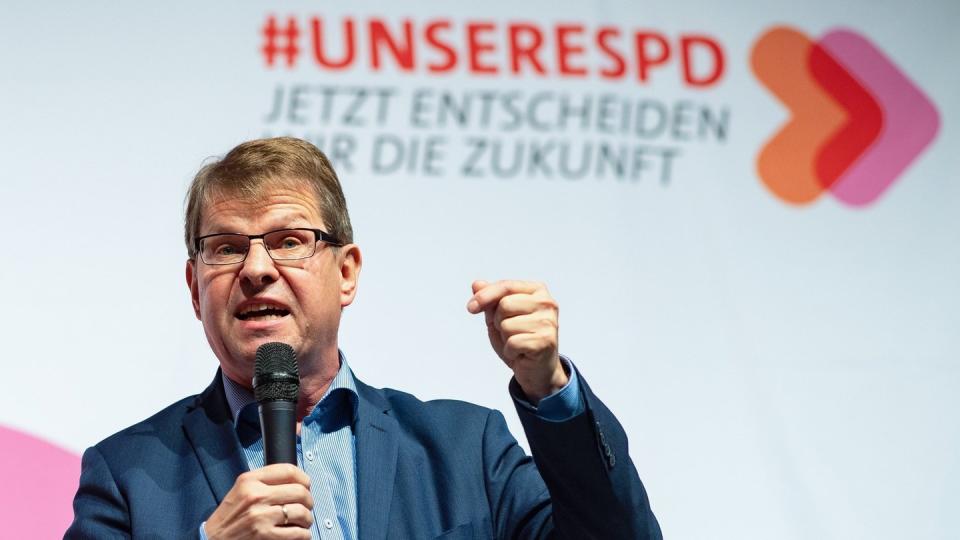 Der ehemalige SPD-Vizevorsitzende Ralf Stegner ist auf den Telefonscherz eines Youtubers hereingefallen, der ihm den Posten von Finanzminister Olaf Scholz angeboten hatte.