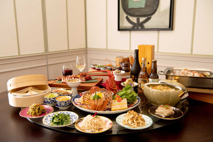 「山海潤餅宴」集結了台灣各地「家」的滋味，北部的紅麴燒肉、南部的季節海鮮都能包入一卷之中。（16,800元／6人份，需於3天前預訂，圖／山海樓提供）