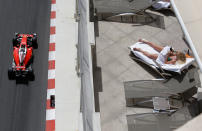 <p>Dass gerade mit Sebastian Vettel ein vierfacher Weltmeister an ihr vorbeirauscht, scheint diese Dame nicht zu beeindrucken. Beim freien Training vor dem Großen Preis von Monaco lief es für den Heppenheimer nur suboptimal. (Bild: AP Photo/Claude Paris) </p>