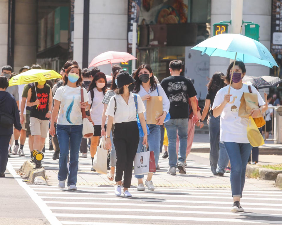 新冠第4波疫情再起，就算天氣熱民眾還是戴上口罩。(資料照)