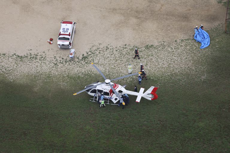 Un helicóptero traslada al exprimer ministro herido. ( The Yomiuri Shimbun via AP Images )