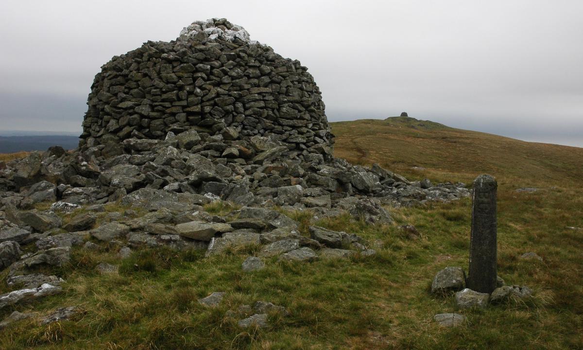 Je me repose contre un puissant cairn qui est visible à des kilomètres