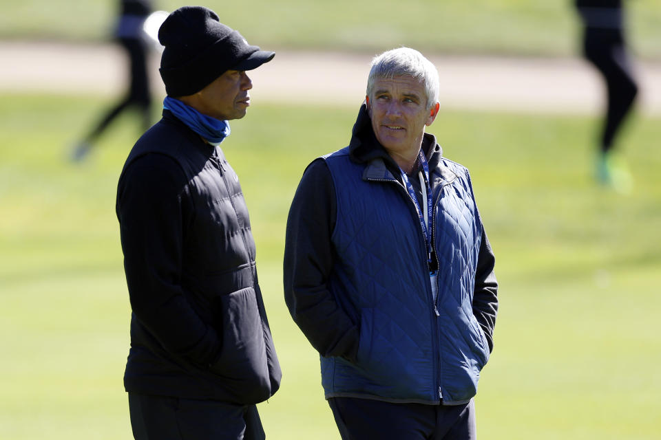 أعلن مفوض PGA Tour Jay Monahan (على اليمين) ، الذي شوهد مع Tiger Woods في Genesis Invitational ، عن عدة تغييرات جديدة في جدول الجولة للموسم المقبل.  (ا ف ب / ريان كانغ)