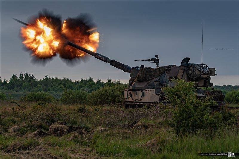 波蘭援助烏克蘭18門「蟹式」(KRAB)155公厘自走砲。   圖：翻攝波蘭國防部官網