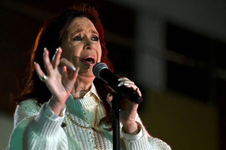 Cristina Kirchner improvisó un acto el sábado por la noche, tras el enfrentamiento de los militantes kirchneristas con policías de la ciudad