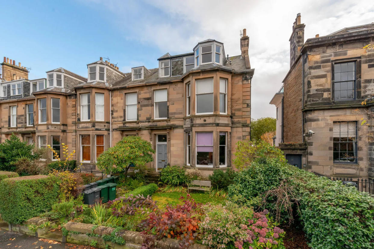 Three-bed flat in Edinburgh. (Zoopla)