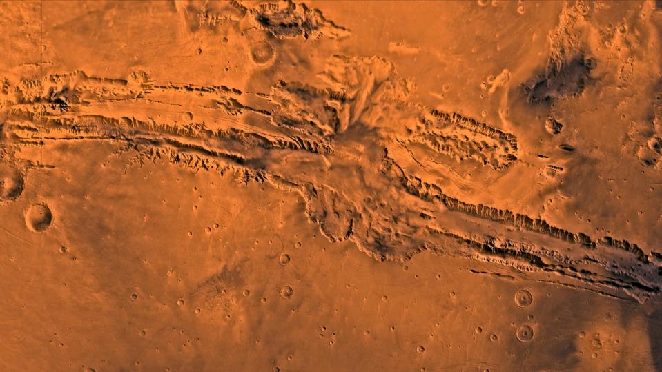 6. MARS' LARGEST VALLEY COULD EAT THE GRAND CANYON FOR BREAKFAST