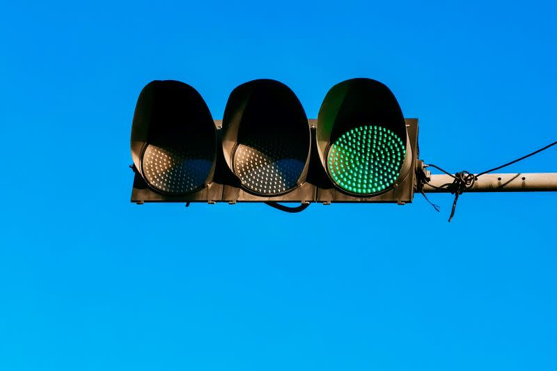 ▲駕駛即使在綠燈駛過路口，若因交通堵塞卡在中間，就可依法開罰。（示意圖／取自unsplash）