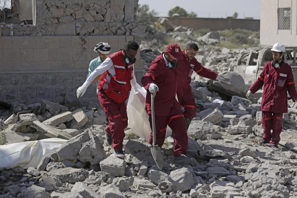 Rescatistas cargan un cadáver extraído de un centro de detención de los hutíes destruido por bombardeos encabezados por los saudíes, en la provincia de Dhamar, en el suroeste de Yemen, el domingo 1 de septiembre de 2019. (AP Foto/Hani Mohammed)