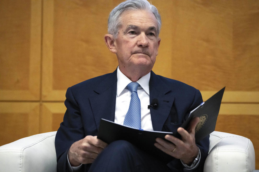 ARQUIVO - O presidente do Federal Reserve, Jerome Powell, é apresentado na Conferência de Pesquisa Jacques Pollock no Fundo Monetário Internacional em Washington, quinta-feira, 9 de novembro de 2023.  A Fed deverá manter as taxas de juro inalteradas face à especulação de um eventual corte nas taxas.  (Foto AP / Mark Schiefelbein, Arquivo)