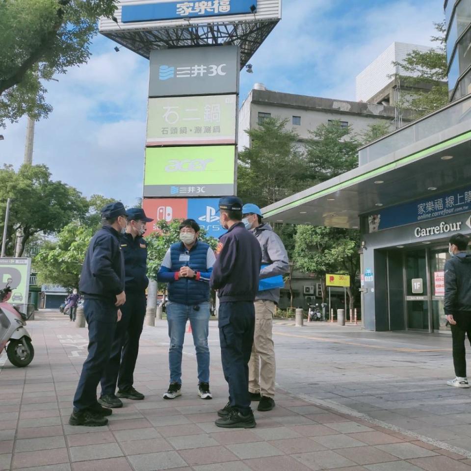 樹林警分局近日會同有關單位、轄內大型廟宇、傳統市場及各大賣場代表，針對樹林區年節期間易壅塞路段，以及觀光景點辦理相關協調及道路會勘。（樹林警分局提供）