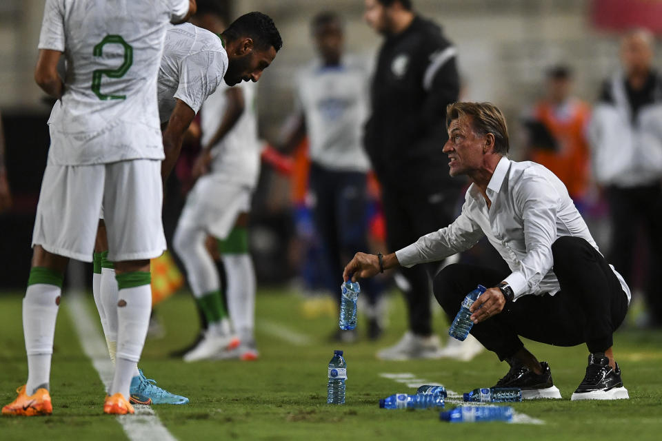 ARCHIVO - El técnico de Arabia Saudí Herve Renard charla con un jugador durante el partido amistoso contra Estados Unidos en Murcia, España, el 27 de septiembre de 2022. (AP Foto/José Bretón)