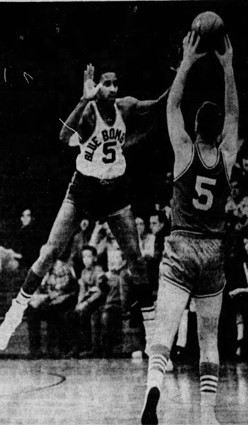 Maurice McHartley (5) defends an opposing player in a 1966 Blue Bombers game.