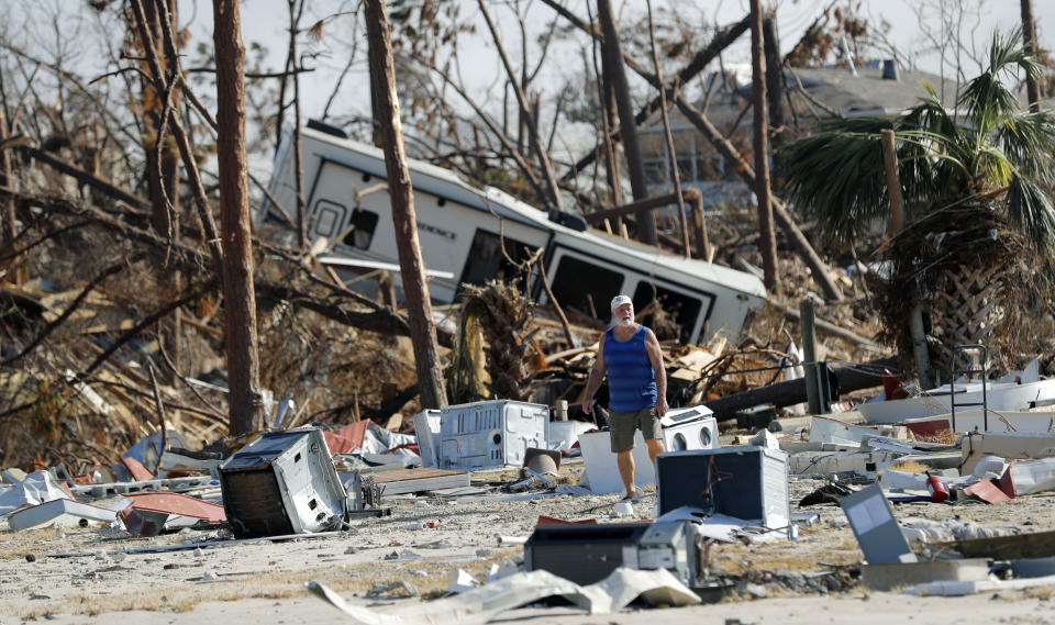 Ronnie Poole camina entre los escombros de una vivienda tras el paso del huracán Michael en Mexico Beach, Florida, 17 de octubre de 2018. (AP Foto/Gerald Herbert)