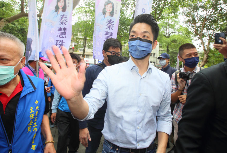 國民黨台北市議員參選人秦慧珠（中）競選總部20日成立，除了國民黨台北市長參選人蔣萬安（右二）之外，包括國民黨副黨主席連勝文（右一）、前台北市長郝龍斌（左一）、鄧家基（左二）等人皆出席力挺。（張鎧乙攝）