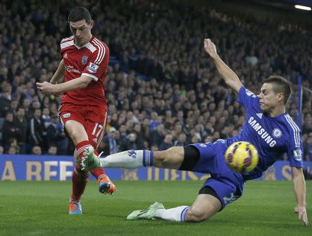 Chelsea's Cesar Azpilicueta (R) challenges West Bromwich Albion's Graham Dorrans during their English Premier League soccer match at Stamford Bridge in London November 22, 2014. REUTERS/Suzanne Plunkett