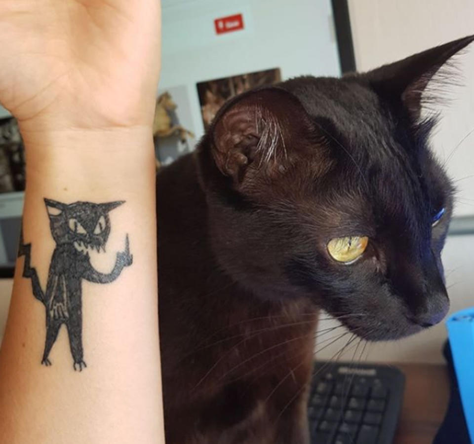 <p>Diese Tierliebhaberin wollte ihre Katze für immer auf der Haut verewigt haben. Während der Stubentiger auf diesem Foto eigentlich recht zahm wirkt, sieht die Realität offensichtlich anders aus. Denn das Tattoo zeigt eine ganz andere Seite der Katze – und so lautete der Gedanke hinter dem Körperschmuck ganz offensichtlich: „Ich lasse mir meine Katze in ihrer üblichen Stimmung auf meinen Arm tätowieren.“ (Screenshot: Instagram / malfeitona) </p>