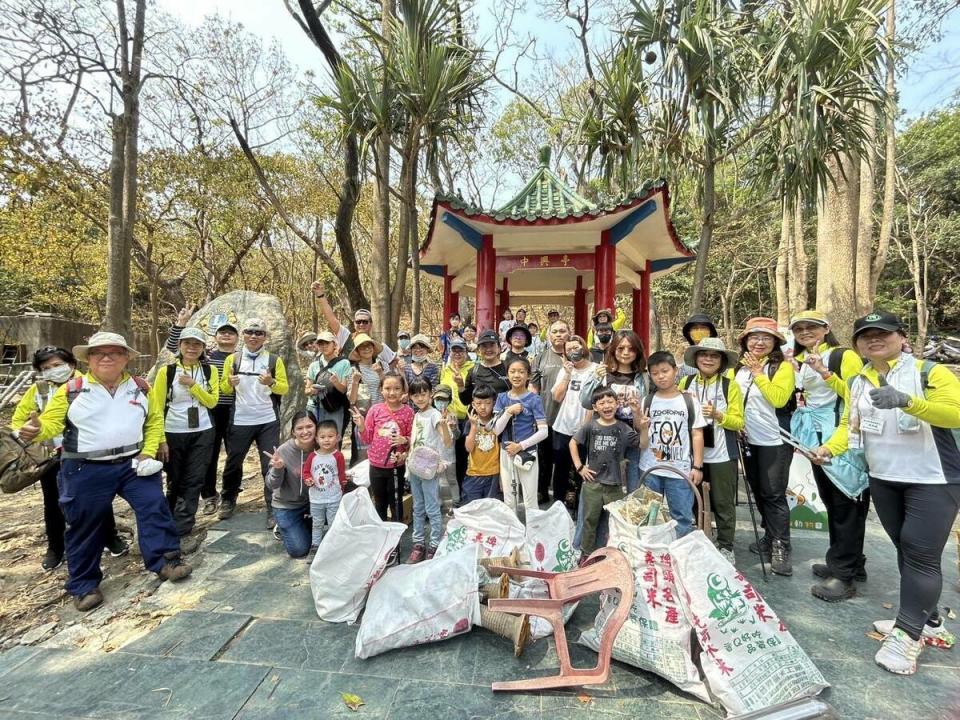 「青青壽山植物探寶」行動，淨山兼認識壽山自然生態。   圖：高雄市觀光局/提供