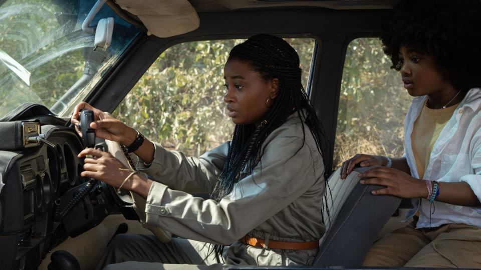 Immer schön im Auto bleiben: Meredith (Iyana Halley, links) und Norah (Leah Jeffries) hatten sich den Trip nach Südafrika ganz anders vorgestellt. (Bild: 2022 Universal Studios)
