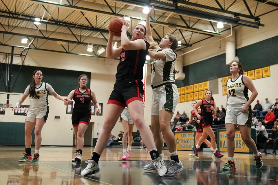 Circleville’s Addison Edgington maneuvers around Hamilton Township’s Quinn Robinson during a game Tuesday.