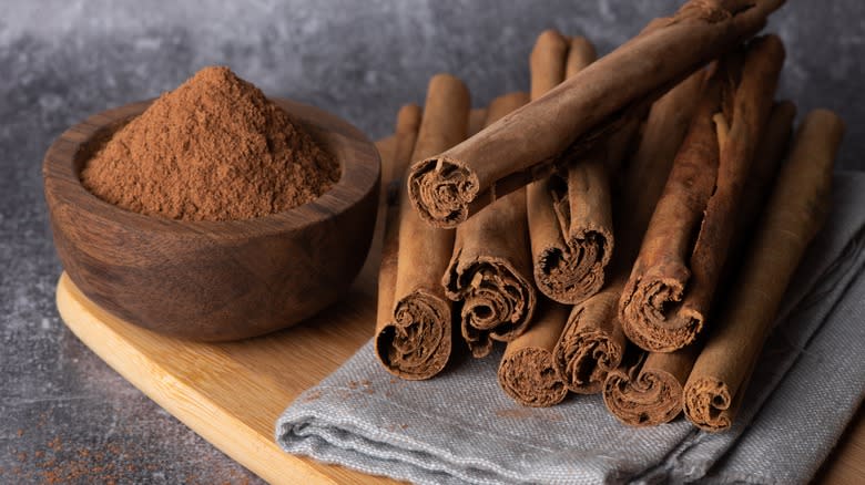 Cinnamon sticks and cinnamon bowl