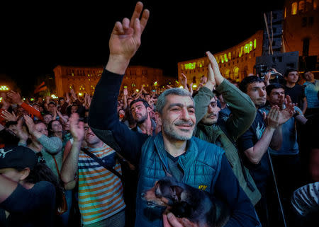 Supporters of Armenian opposition leader Nikol Pashinyan attend a rally against the ruling elite in Yerevan, Armenia April 25, 2018. REUTERS/Gleb Garanich