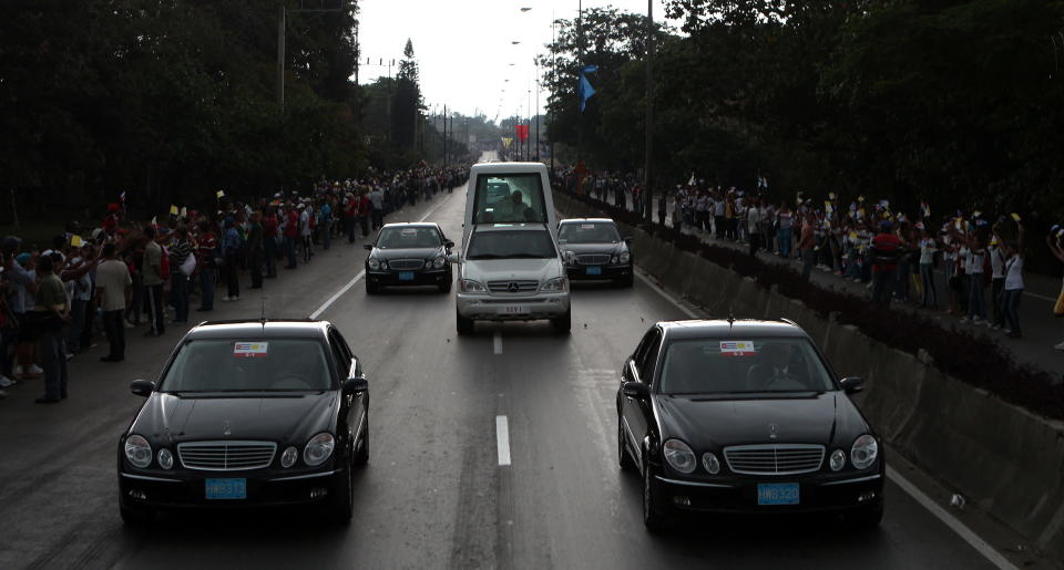 El papa Benedicto XVI se dirige en su papamóvil este 28 de marzo de 2012, hacia el aeropuerto José Martí, en La Habana, poco antes de concluir una visita de tres días a Cuba. Durante su visita, el pontífice se reunió con el presidente de Cuba, Raúl Castro, con su hermano el líder Fidel Castro, y encontrarse cientos de miles de cubanos. EFE/Alejandro Ernesto/Pool