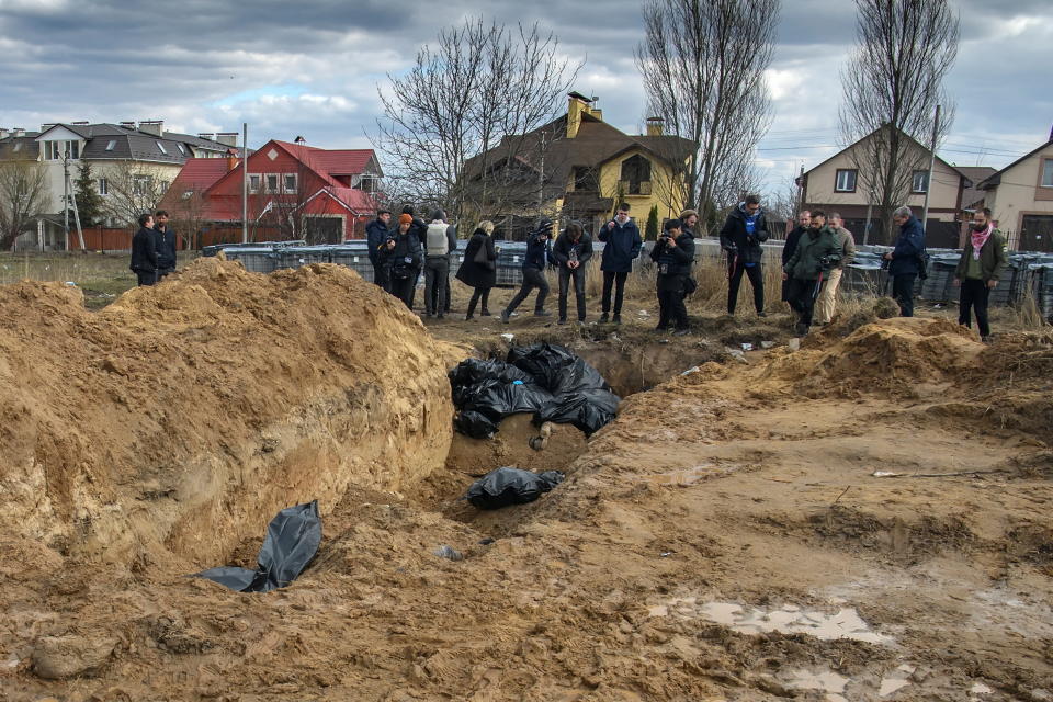 SENSITIVE MATERIAL. THIS IMAGE MAY OFFEND OR DISTURB Bodies of civilians, who according to local residents were killed by Russian soldiers, are seen in a mass grave, as Russia's attack on Ukraine continues, in Bucha, in Kyiv region, Ukraine April 4, 2022.  REUTERS/Vladyslav Musiienko