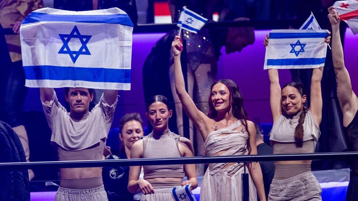 Israel setzt sich trotz Gegenwind im Halbfinale des Eurovision Song Contests durch und erntet Jubel - während vor der Tür demonstriert wird. (Bild: dpa)