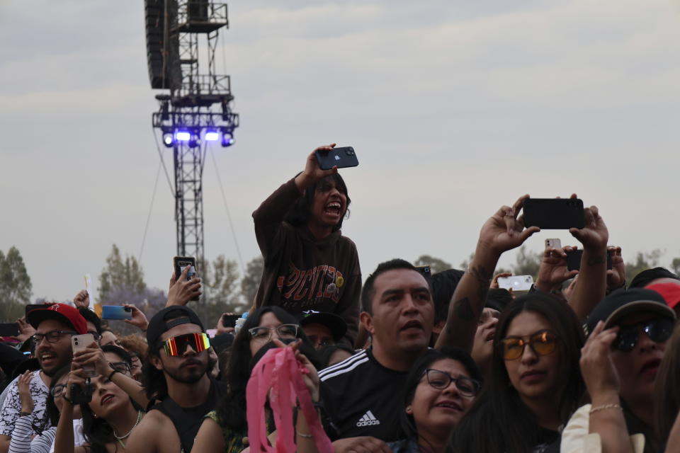 El público en el concierto de la española Hombres G durante su presentación en el Festival Vive Latino en la Ciudad de México el domingo 17 de marzo de 2024. (Foto AP/Ginnette Riquelme)