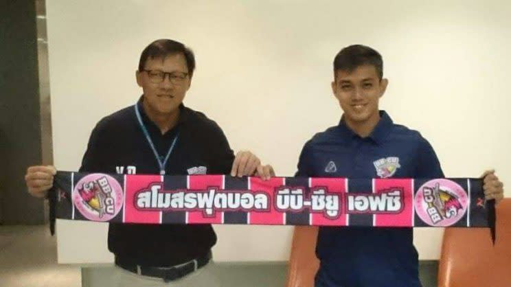 Hafiz Abu Sujad (right) with Veerayoth Bodharamik, manager of Thai League 2 club BBCU. 