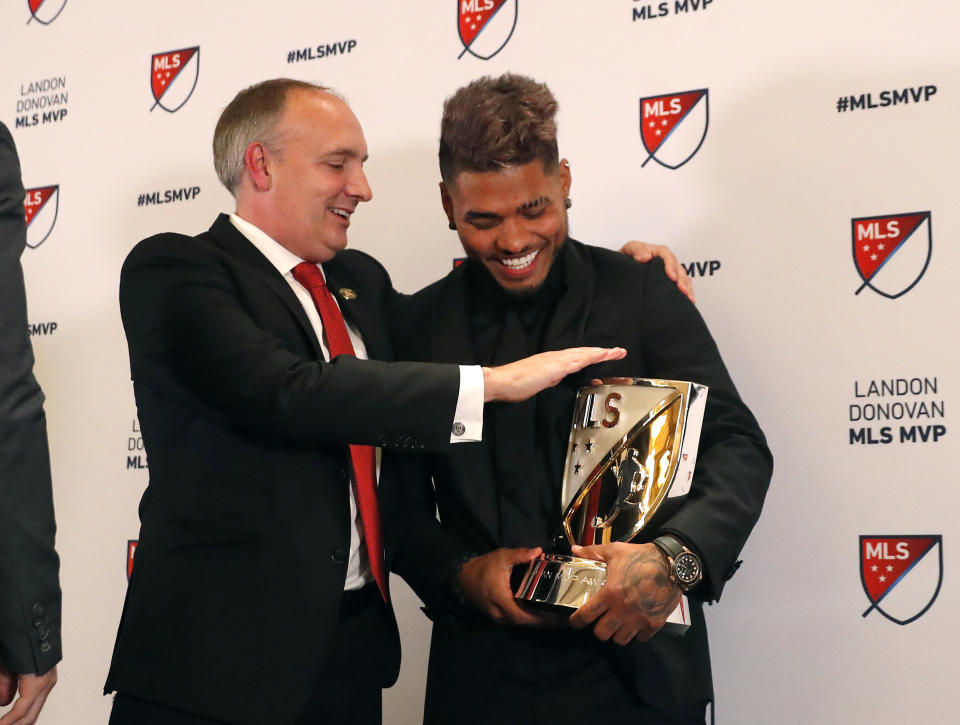 El delantero venezolano Josef Martínez (derecha) del Atlanta United bromea con el presidente del club Darren Eales tras recibir el premio al Jugador Más Valioso de la MLS, el miércoles 5 de diciembre de 2018. (AP Foto/John Bazemore)