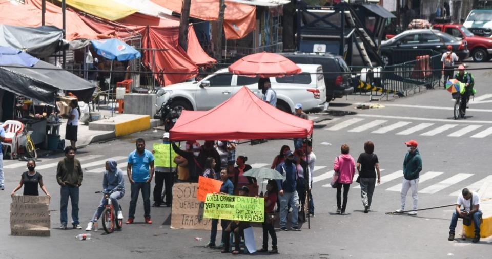 Ciudad de México. Decenas de comerciantes bloquearon por varias horas el cruce de Eje 1 Norte y Avenida del Trabajo en demanda de que el gobierno de la Ciudad les permita instalar sus puestos en el Barrio Bravo de Tepito. FOTO: CRISTIÁN HERNÁNDEZ/CUARTOSCURO.COM