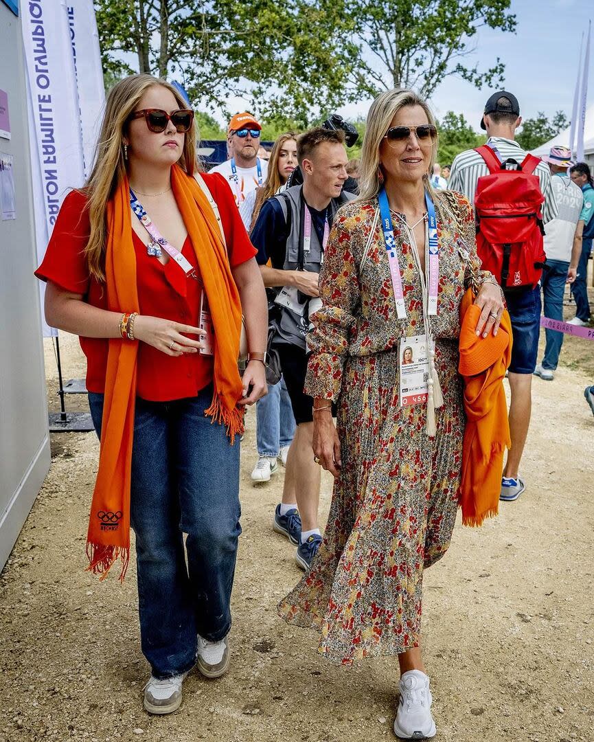 Máxima enseña su look veraniego en París con su hija Amalia