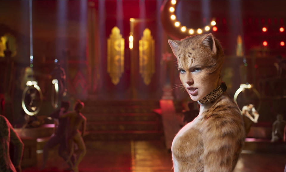 Taylor Swift en el papel de Bombalurina en una escena de "Cats" en una imagen proporcionada por Universal Pictures. (Universal Pictures via AP)