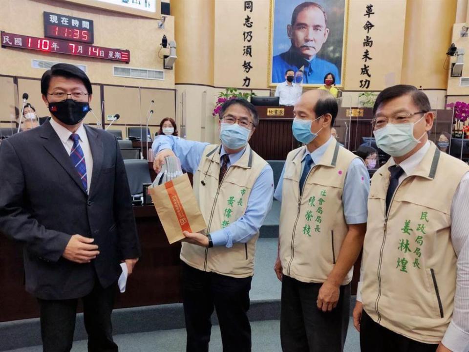 台南市議員謝龍介（左）在市政總質詢時，當場捐贈現金100萬元給市府，希望拋磚引玉幫助經濟困苦的學童有飯吃。（洪榮志攝）