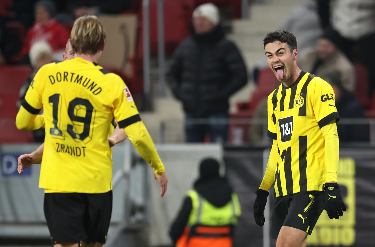 Borussia Dortmund's Giovanni Reyna celebrates after scoring a stoppage-time winner against FSV Mainz on Wednesday. (Photo by Alex Grimm/Getty Images)